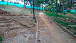 En el parque Los Sarrapios se adelantan obras de remodelación. Las personas de la tercera edad esperan que no les retiren las barandas de las escaleras. - Suministrada / GENTE DE CABECERA