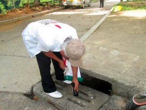 La Secretaría de Salud primero hace una revisión para saber si es necesario fumigar y así contrarrestar los casos de chikunguña en la ciudad. - Suministrada / GENTE DE CABECERA