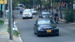 Como se observa en la foto, tan pronto el semáforo cambia de rojo a verde, se forma un atasco en el reductor de velocidad, creando un trancón. - Suministrada /GENTE DE CABECERA