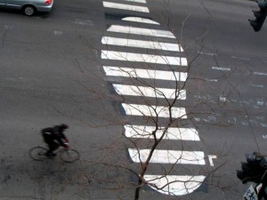 En Montreal, Canadá, este zapato  fue realizado por el artista Roadsworth, quien comenzó a pintar las calles de esta ciudad en 2001