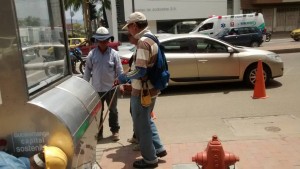 Un par de personas con limitación visual tuvo que bajarse de los andenes de la carrera 27 para continuar su recorrido ante este obstáculo. - Suministrada / GENTE DE CABECERA