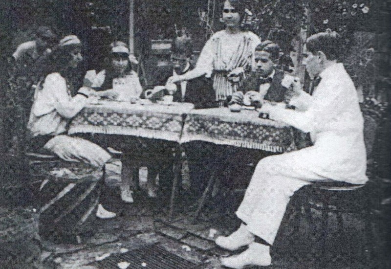 Tarde de onces en el patio centran de la Casa de Cabecera.