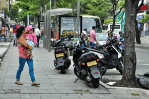 Muchos peatones no encuentran espacio suficiente en la carrera 33, debido a la invasión por parte de vehículos. - Laura Herrera / GENTE DE CABECERA