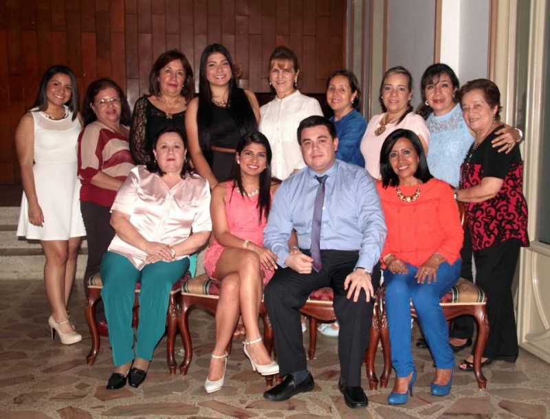 De pie: Melisa Parada, María Eugenia Castillo, Yolanda Rey, Juliana Parada, Stella Supelano, Bernarda Olejua, Claudia Castillo, Clara Castillo y María de Castillo. Sentados: Jazmín Díaz, Natalia Sofía Parada Rey, Óscar Fernando Méndez Díaz y Carmen Sofía Rey Camacho. - Javier Gutiérrez / GENTE DE CABECERA