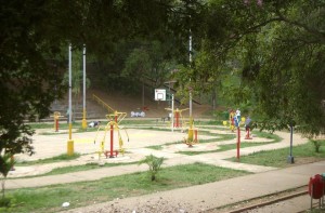 Un visitante del parque de Los Leones llama la atención a los jóvenes y dueños de mascotas para cuidar más este sitio público. - Archivo / GENTE DE CABECERA