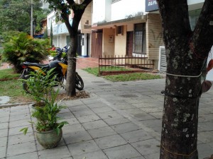 Además de los materos, alguien puso una cuerda en el andén para evitar que los carros se estacionen allí. - Suministrada / GENTE DE CABECERA