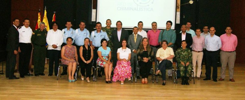 German Javier Corzo Ríos, Teniente Henry Mayorga, Coronel Raúl Pico Poveda, General (R) Julio Santoyo, Edwin Gómez Quintero, Édgar Cordero, Gerardo Hernández Barajas; Teniente Carlos Moreno, Jaime Galvis Vásquez, Sergio Quiroga, Félix Marín, Juan Luis Parra Maldonado, Julián Prada, Darwin Hernández Alcocer, Intendente Óscar Ferney Becerra Ramírez, Milton Pachón, Tomás Contreras, Capitán Jaime Espejo y Héctor Sacristán. Sentados: María Eugenia Largo, Norma Calderón, Edna Camargo, Yaneth Rocío Orellana, Blanca Liliana Reyes, Celina Mejía Carvajal, y Cabo Yuli Alejandra Zárate. - Suministrada / GENTE DE CABECERA