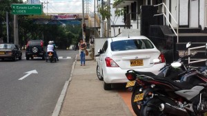 Este andén muchas veces se ve invadido por el estacionamiento provisional de carros y motos. - Suministrada / GENTE DE CABECERA