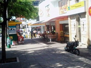 Un ciudadano reclama por la presunta invasión del espacio público en esta esquina comercial. - Suministrada / GENTE DE CABECERA