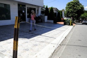 Vecinos se quejan por estas cadenas en los andenes. - Didier Niño / GENTE DE CABECERA