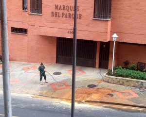 Se evidencia el desperdicio de agua mientras tratan de limpiar un andén. - Suministrada / GENTE DE CABECERA