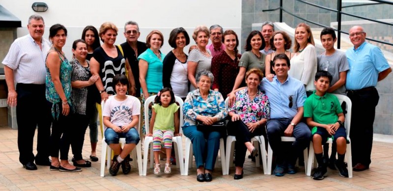 Carlos Cobos, Olga Lucía Delgado, Mercedes Herrera, Daniela Delgado, Matilde Cobos, Yilbert Delgado, Ana Díaz Espinel, Myriam Delgado, Blanca Cecilia Arango de Rojas, Édgar Rojas, Laura Daniela Cobos, Adriana Rojas, Mauricio García, Margarita Delgado, Sara Blanco, Iván Daniel Delgado y Edison Delgado. Sentados: Santiago Delgado, Andrea Delgado, Elena Prada, Isabel Cobos, Julio César Delgado y Diego Delgado