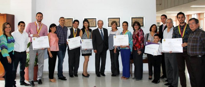 Marcela Peralta Bautista; Jhon Alexis Díaz Contreras, director programa de Economía;  Miguel José Aguilar Ardila; Rosalba Cadena Hernández, directora de Administración de Empresas Virtual; Jorge Humberto Hernández Camargo, Juan Camilo Carvajalino Pacheco, Magda Vanessa Cartagena Garrido; Alberto Montoya Puyana, rector de la Unab; Eulalia García Beltrán, vicerrectora académica Unab; Luz Esther Rueda Rojas; Luz Stella Rueda Cadena, decana Facultad de Ingenierías Administrativas; Rosaura Araque Chiquillo; Carlos Adolfo Forero, docente Ingeniería Mecatrónica; Jorge Eduardo Lamo Gómez, decano Facultad de Derecho; Fabio Andrés Mora Herrera, y Germán Oliveros Villamizar, decano Facultad de Ingenierías Físicomecánicas