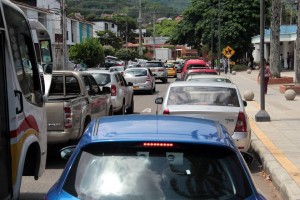 Uno de los trancones más intensos ocurre al mediodía  en la calle 63 entre carreras 32 y 33