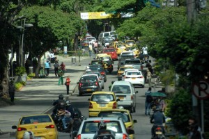 La calle 45 entre carreras 36 y 27, prácticamente siete cuadras de trancón ocasionado por carros o motos estacionados sobre la vía o por obras en la carrera 27