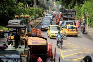 Por estos días hay atascos en la carrera 45 cerca a la glorieta del CAI de Terrazas, por obras de pavimentación que realiza Metrolínea