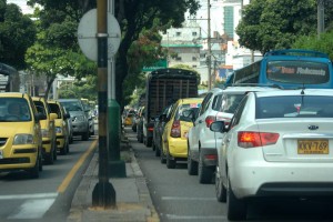 En la carrera 33, desde la calle 34 a la 56, el flujo lento de vehículos es causado por los buses de servicio público que paran a recoger y dejar pasajeros. Faltan bahías