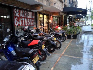 Las motos son estacionadas constantemente en los andenes de la carrera 34 entre calles 48 y 49. - Suministrada / GENTE DE CABECERA