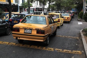 Varios ciudadanos coinciden en que la instalación de estos reductores de velocidad ha aumentado  los trancones en el sector de Conucos y la avenida González Valencia.  - Javier Gutiérrez / GENTE DE CABECERA