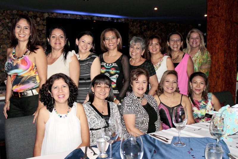 Adriana Arenas, Nayibe Herrera, Claudia Blanco, Marisell Licht, Miryam Gómez de Álvarez, Adiss Sánchez, Mary Luz Jaimes y Claudia Inés San Juan. Sentadas: Sandra Díaz, Gladys Delgado, Miryam Oróstegui, Mónica Patricia Barros y Olga Granados Torres. - Fabián Hernández / GENTE DE CABECERA