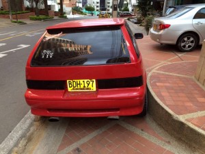 Este carro está estacionado sobre el paso peatonal, en la carrera 39 con calle 48. - Suministrada / GENTE DE CABECERA