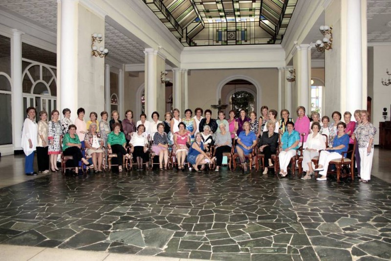 Beatriz de Nassar, Teresa Remolina Ordóñez, María Eugenia de Remolina, Teresa de Linares, Carmen Cecilia Díaz de Amaya, Carmen Cecilia de Martínez, Carmenza de Riaño, Mariela Harker de García, Eugenia Gómez de Barrera, Martha de Vargas, Gloria de Pinilla, Lucila de Azuero, Lucila de Ledezma, Cecilia de Stunkel, Ester de Turbay, Patricia Ortiz, Inés Remolina, María Adela Pulido, María Sol Puyana, Esperanza de Polanía, Gloria de Cadena, Carmencita de Camacho, Cecilia de Goyeneche, Clara Inés Franco, Maritza de Pardo, María Clara de Benavides, Gloria Meza, Nury de Piñeres, Lucía Puyana de Torres, Ester de Uribe, Clara de Zafra, Ligia de Clausen, Paz de Castañeda, Ana Victoria Sánchez, Gladys de Camacho, Beatriz de Zarruk, Ruth Quesada de Beltrán, Consuelo Cala, Norma de Ciliberti, Amira de Chacón, Miryam Sorzano de Suárez, Celina Franco, Lilia Franco de Gómez y Sara Inés de Bonilla