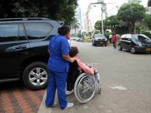 Al no tener espacio en el andén, ni para peatones ni para personas en sillas de ruedas, no queda otra opción que bajar la acera y exponerse en la vía