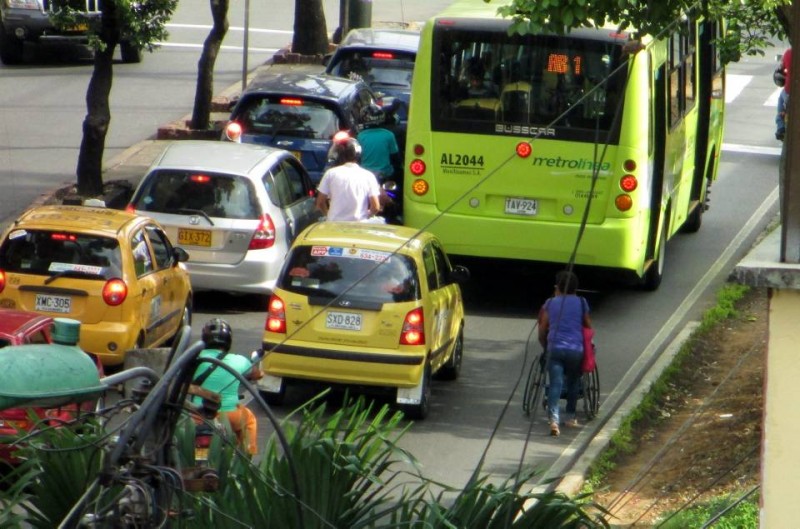 Las personas en condición de discapacidad en ocasiones deben arriesgar sus vidas en medio de los vehículos