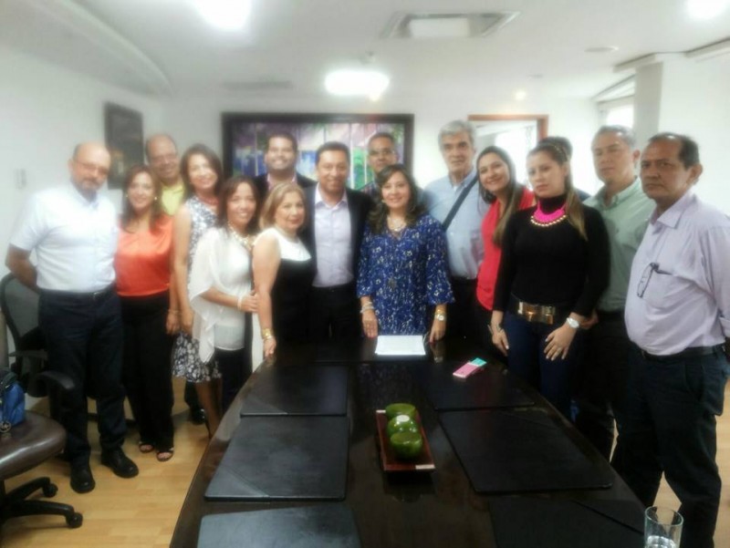 Adelante: Milena Manosalva De La Rosa, Luz Marina de Zárate, vicepresidenta; Luis Francisco Bohórquez, alcalde de Bucaramanga; Trinidad Flórez Pabón, presidenta; Orlando Beltrán Quesada, secretario; Yolanda Tarazona Álvarez, secretaria de Desarrollo Social de Bucaramanga; Leidy Vanessa Pradilla, delegada; Gabriel Pradilla, coordinador del comité de obras públicas e infraestructura de la JAC: Alonso Ojeda Solano, fiscal. Atrás (izquierda): Antonio Ojeda Solano, delegado; Marisol Flórez Pabón, David Cardozo, tesorero; Yesenia Morales Gandur, comité de capacitación; Víctor Colmenares, y Mario Mendoza López, comité de medio ambiente