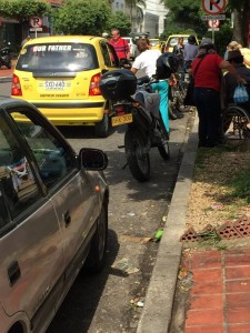 El vecino pide más acciones por parte de Tránsito para controlar el estacionamiento de automotores sobre sitios prohibidos. - Suministrada / GENTE DE CABECERA