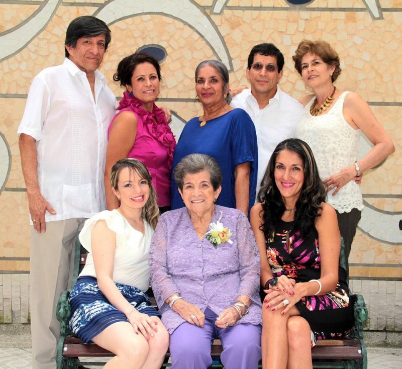 Rafael Higuera, Lucía Beatriz Higuera, Elsa Higuera, Jorge Higuera y María Higuera. Sentadas: Jennifer MkCormic, Lucía Santos Arenas y Carolina Vargas. - Javier Gutiérrez / GENTE DE CABECERA