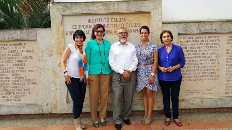 Adriana María Cadena León, docente-investigadora de la Facultad de Educación; Clara Inés Peña de Carrillo, docente-investigadora de la Facultad de Educación y responsable del proyecto Vircoin2SME en Unab; Alhim Adonaí Vera Silva, decano de la Facultad de Educación; Clara Patricia Gaona Cepeda, directora administrativa del Centro Easy Innova de la Universitat de Girona, España, y María Nuria Rodríguez, docente-investigadora de la Facultad de Educación y directora del grupo de investigación al que está adscrito el proyecto Vircoin2SME