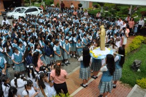 Las estudiantes participaron en la ofrenda floral que se le hizo a la Virgen, en su nueva gruta. - Suministrada / GENTE DE CABECERA