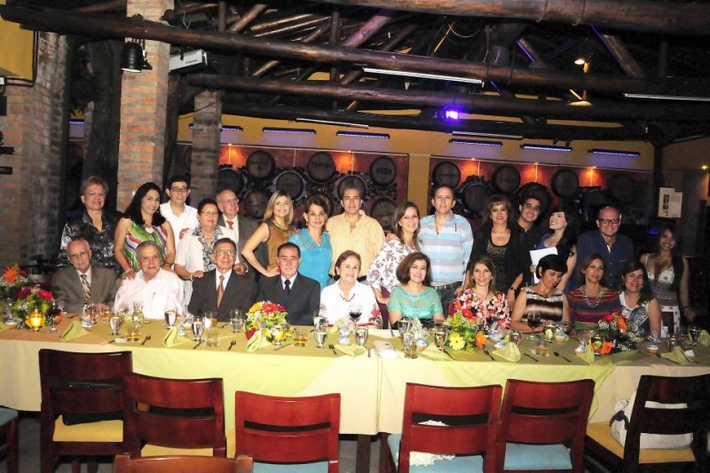 Flora Vergara de Daza, Luz Estela Gómez, Carlos Alirio Rueda, Raquel Ruiz de Barrera, Mario Barrera, Liliana Saavedra, Gloria Quiroz de Barrera, Harold Rocero, Fabiola Serrano, Jorge Rodríguez, Marta Mendoza, Felipe Gómez, Angélica Fernández, Carlos Sepúlveda, Paola Rodríguez, Efraín Ardila García, Ramiro Cadena Cadena, Mario González Rueda, Álvaro Latorre Suárez, María de Latorre, María Claudia Latorre, Gloria Isabel Cárdenas, Diana Maritza Castillo, Esmeralda Delgado Serrano y Susana Miel Higuera. - Didier Niño / GENTE DE CABECERA