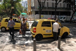 El cruce peatonal en el parque San Pío, con carrera 33, es uno de los más irrespetados por conductores. - Archivo / GENTE DE CABECERA