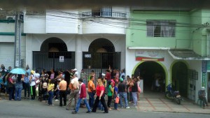 Los usuarios de la EPS se exponen a diario sobre la vía, pues no tienen más espacio para hacer las largas filas. - Suministrada / GENTE DE CABECERA