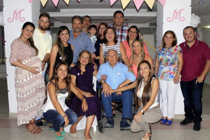 Lina María Parra Fernández, Lawrence Griffiths, Laura Victoria Parra Fernández, Alirio Parra Monsalve, Horacio Bello, Valentina Bello Parra, Claudia Parra Fernández, Flor Matilde de Fernández, Jhon Freddy Parra, Omaira Fernanda Fernández, Lucía Fernández, María Fernanda Fernández, Carmenza Fernández, Griceldo Fernández, Carolina Fernández, Claudia Tapias, Omaira Fernández y Arturo Tapias. - Fabián Hernández / GENTE DE CABECERA