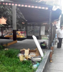 En la imagen se observa a un habitante de calle durmiendo en el interior del sitio. - Suministrada / GENTE DE CABECERA