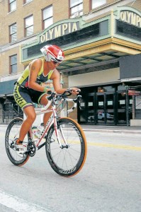 Kelly Cadena es una consagrada deportista bumanguesa. Luego de ser nadadora, basquetbolista y squashista, ahora es triatleta. - Suministrada/ GENTE DE CABECERA