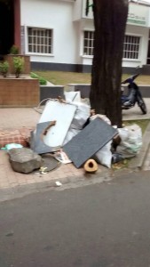 Los escombros abandonados en los andenes del sector hacen parte de los aspectos por mejorar de muchos habitantes. - Suministrada / GENTE DE CABECERA