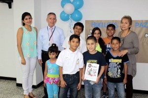 Parte de los asistentes al lanzamiento: Silvia Natalia Núñez, Luis Fernando Loaiza, Gladys Alcira Sánchez, Jhon de Jesús Miranda, Laura Villamizar, Antonio Ruiz, Luis Felipe Vesga, Daniel Guerrero, María Camila Vesga y Hilton Emilio Gutiérrez. - Fabián Hernández / GENTE DE CABECERA