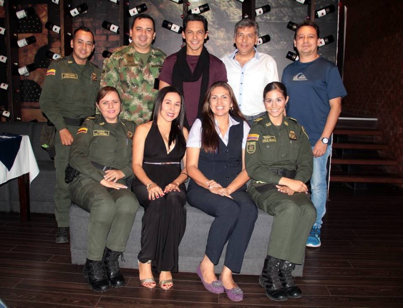 Intendente Dolly Aristizábal, Alexandra Hoyos, Yenny Rodríguez y Mónica Mejía. De pie: Subintendente Gerson Navas, Sargento Miguel Bocanegra, Karoll Márquez, Mario Alberto Claros y Wilson Herrera. - Javier Gutiérrez / GENTE DE CABECERA