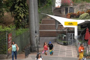 Los peatones que usan este pasaje del parque Mejoras Públicas piden que sea más aseado e iluminado. - Jaime Del Río / GENTE DE CABECERA