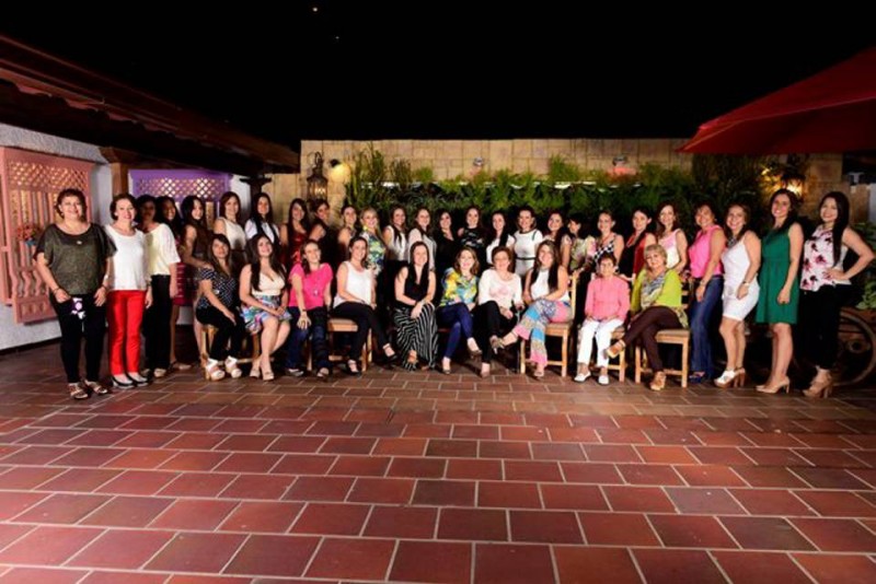 Rosalba Roa, Alicia Torres, Blanca Gómez, Dennise Torres, Vivian Ardila, Sonia Torres, Olga Arenas, Mayerly Corzo, Tatiana Amaya, Melvy Velazco, Luz Mantilla, Olga Muñoz, Mónica León, Mayerly Ramos, Laura Blanco, Liliana Cote, Jacky Gélvez, Bibiana Cote, Lucila Cárdenas, María Torres, Marcela Cote, Zoraida Peña, Nubia Moreno, Yulieth Navarro, Cielo Amado y Karen Torres. Sentadas: Mireya Álvarez, Aixa Torres, Tatiana Jiménez, Lorena Mariño, Margarita Hernández, Rubiela Torres, Nelly Cotte, Janeth Sánchez, Miryam Gómez y Rocío Nariño.