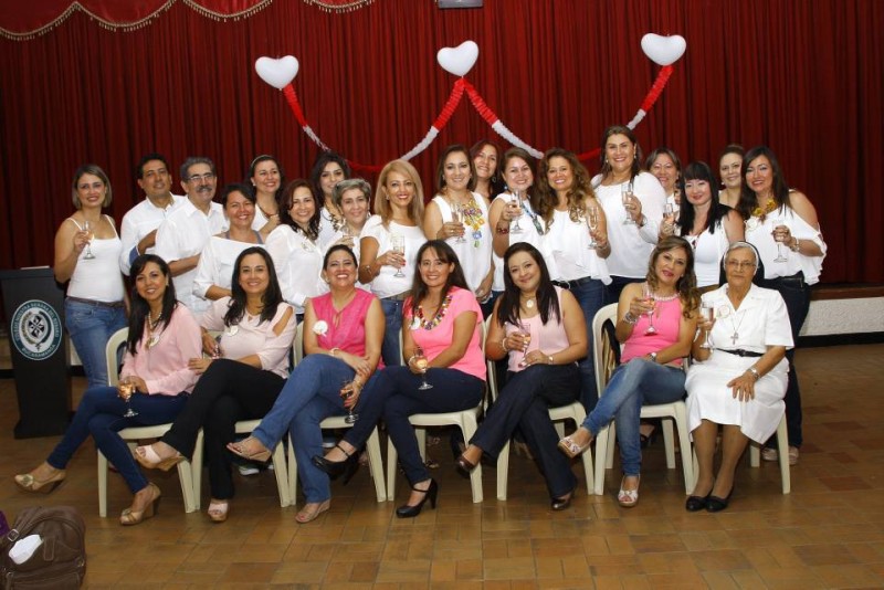 Bertha Reyes, María Constanza Flórez, Ruth Umaña, Edel Casanova González, Claudia Marcela Pinzón, Margarita María Manosalva y Sor Carmen Nohemí De Latorre Vélez. De pie: Marlene Suárez, Mauricio Becerra, Antonio Becerra (padre de Margarita Becerra q.e.p.d.), Piedad Solano, Liliana Flórez, Jenny Sánchez, Silvia Miranda, Romi Mantilla, Mónica Martínez, Alexandra Murillo, Luz Ángela Lozano, María Alexandra Aguilar Arenas, Celia Liliana Bautista, Ileana Mercedes Parra,  Magda Patricia Ramírez, Liliana Pabón, Araceli Mayorga y Alexandra Martínez