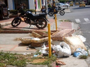 Estos escombros fueron, al parecer, botados por un vecino del barrio La Aurora. - Suministrada / GENTE DE CABECERA