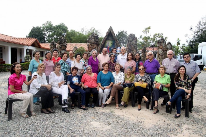 Lucy Hernández, Gloria Esperanza García, Ludy Estela Arrieta, Inés de Gamboa, Nelly Mancera, Ana Peñaranda, Ana Victoria Martínez, María Francisca de Plata, Padre German Antonio Suárez, Elsa de Ochoa, Nohora Isabel Barrera, Otto Barrera, Miriam Ramírez, María Eugenia Calderón, Enrique Álvarez Sánchez, Hernando Jiménez Afanador, Efraín Salazar, María Emilse Acevedo, Gloria Stella Moreno, Alexia Márquez, Lucía Rey Rey, Dorita Macías de Romero, Luct Herminia Romero Macías, Luz Estela Gómez de Jiménez, Victoria Santos Carrillo, Alcira Roa de Álvarez, Victoria de Sanabria y Judit Marcela Serrano. - Didier Niño / GENTE DE CABECERA