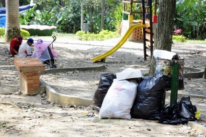 En algunos sectores del parque se evidenciaron bolsas de basura junto a las canecas. La Cdmb dijo que se pondría al frente del caso. - Didier Niño / GENTE DE CABECERA