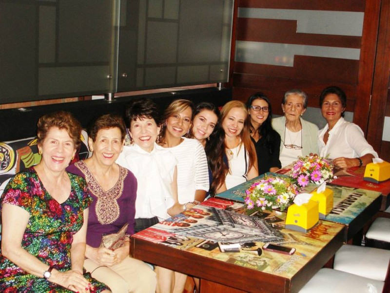 Leonor Virviescas, Ligia Virviescas, Alicia Ades, María Camila Virviescas Téllez, Cintya Cáceres, Elizabeth Malagón, Silvia Murillo, Eugenia de Téllez y María Fernanda Téllez. - Suministrada / GENTE DE CABECERA