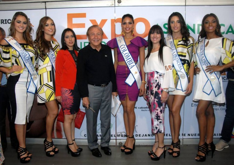 María Camila Soleybe, segunda princesa; Daniela Herrera, virreina; Griselda Pulido; Rodolfo Hernández, alcalde de Bucaramanga; Andrea Tovar Velásquez, Señorita Colombia; Priscila Santos; Alejandra Ochoa, primera princesa, y Carmen Alomía, tercera princesa. - Jaime Del Río / GENTE DE CABECERA